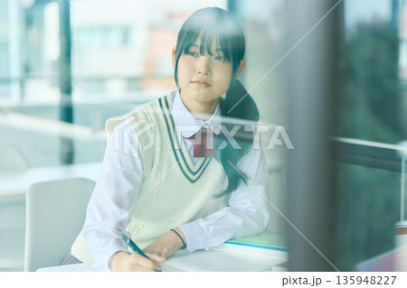 試験勉強に励む女子高校生 試験勉強に励む女子高校生 135948227