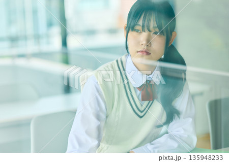 試験勉強に励む女子高校生 135948233