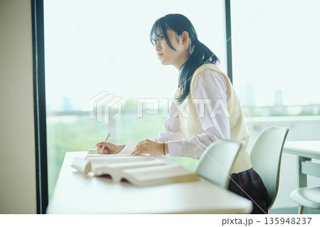 試験勉強に励む女子高校生 135948237