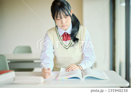 試験勉強に励む女子高校生 135948238