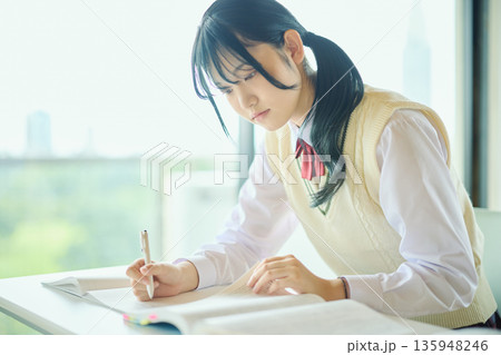 試験勉強に励む女子高校生 135948246