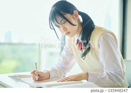 試験勉強に励む女子高校生 試験勉強に励む女子高校生 135948247