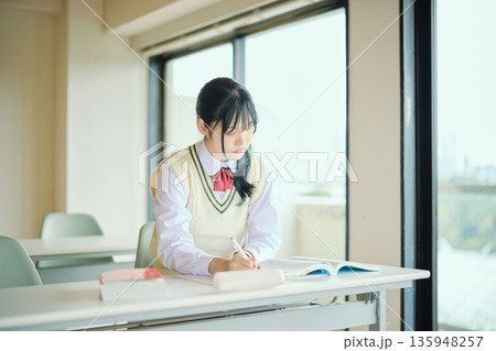 試験勉強に励む女子高校生 135948257