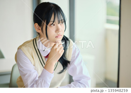 試験勉強に励む女子高校生 135948259
