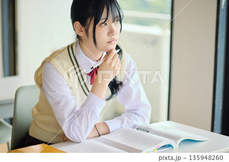 試験勉強に励む女子高校生 135948260
