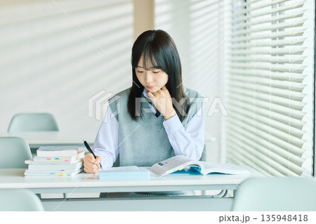 授業を受ける女子学生 授業を受ける女子学生 135948418
