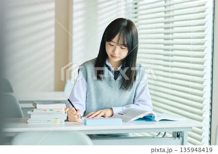 授業を受ける女子学生 135948419