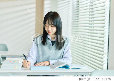 授業を受ける女子学生 135948420