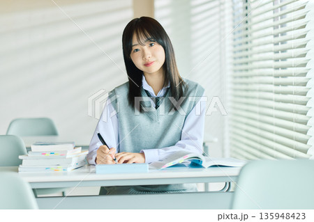 授業を受ける女子学生 135948423