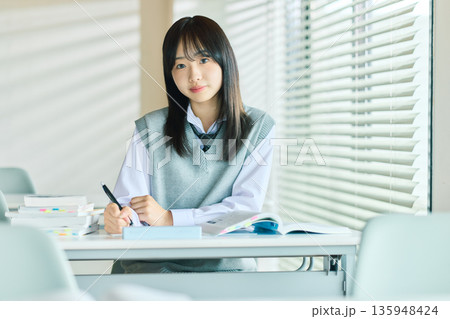 授業を受ける女子学生 授業を受ける女子学生 135948424