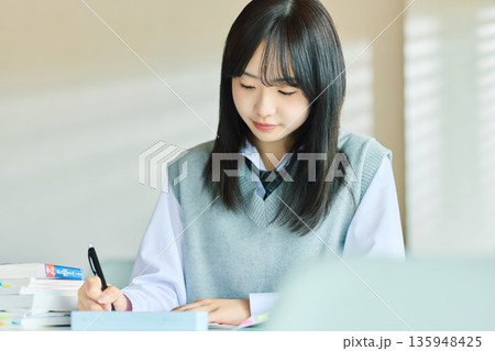 授業を受ける女子学生 135948425