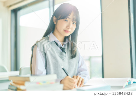 授業を受ける女子学生 授業を受ける女子学生 135948428