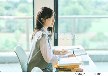 授業を受ける女子学生 授業を受ける女子学生 135948430