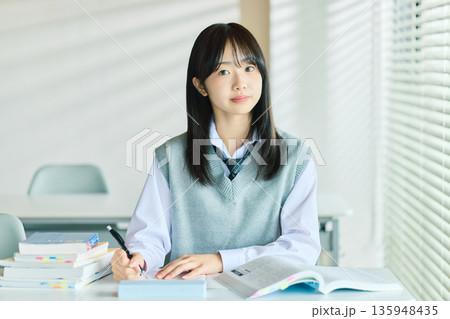 授業を受ける女子学生 授業を受ける女子学生 135948435