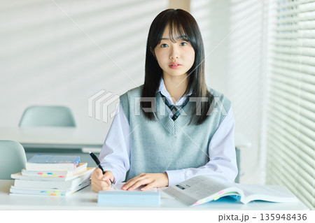 授業を受ける女子学生 135948436