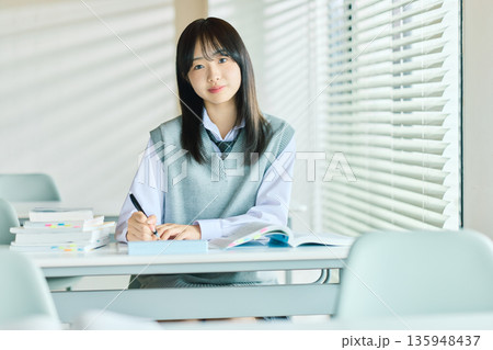 授業を受ける女子学生 135948437