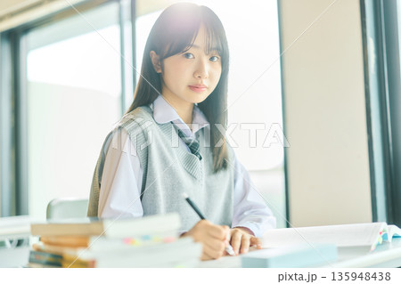 授業を受ける女子学生 授業を受ける女子学生 135948438