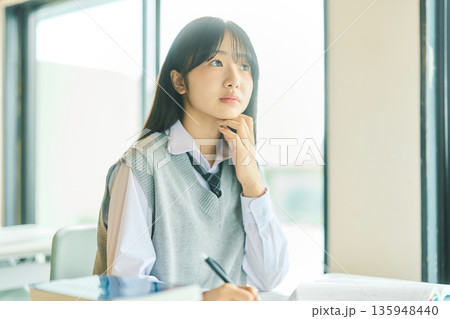授業を受ける女子学生 授業を受ける女子学生 135948440