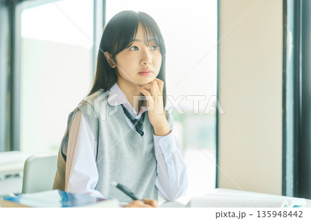 授業を受ける女子学生 135948442