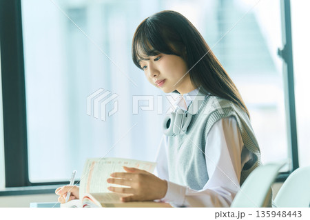 授業を受ける女子学生 授業を受ける女子学生 135948443
