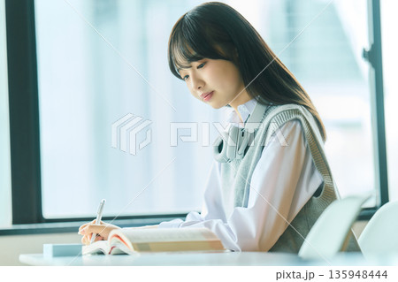 授業を受ける女子学生 授業を受ける女子学生 135948444