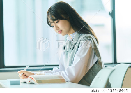 授業を受ける女子学生 135948445