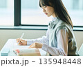 授業を受ける女子学生 135948448