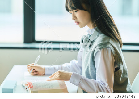 授業を受ける女子学生 135948448