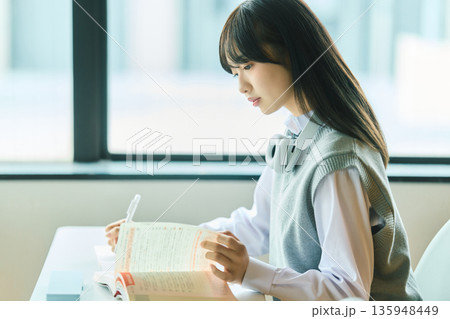 授業を受ける女子学生 授業を受ける女子学生 135948449
