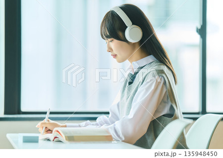 授業を受ける女子学生 授業を受ける女子学生 135948450