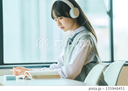 授業を受ける女子学生 135948451