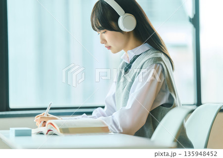 授業を受ける女子学生 授業を受ける女子学生 135948452
