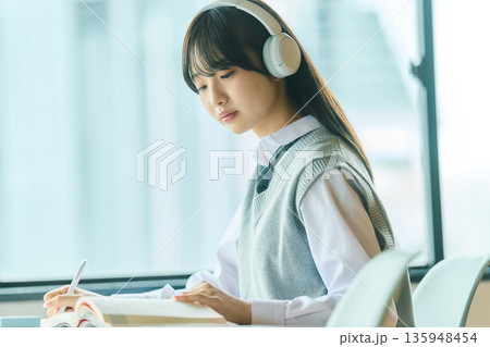 授業を受ける女子学生 135948454