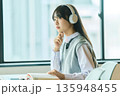 授業を受ける女子学生 135948455