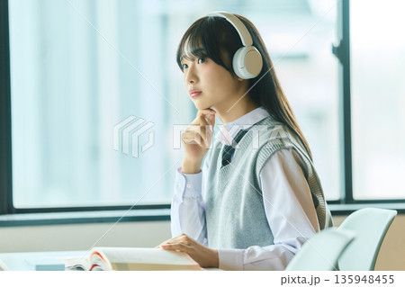 授業を受ける女子学生 135948455