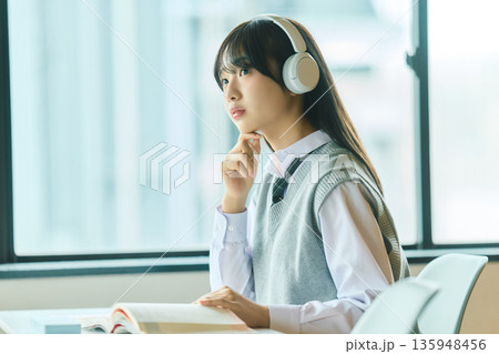 授業を受ける女子学生 授業を受ける女子学生 135948456