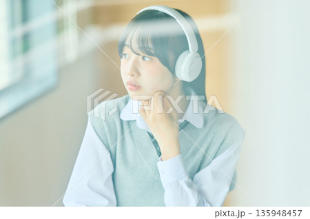 授業を受ける女子学生 授業を受ける女子学生 135948457