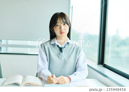 授業を受ける女子学生 授業を受ける女子学生 135948458