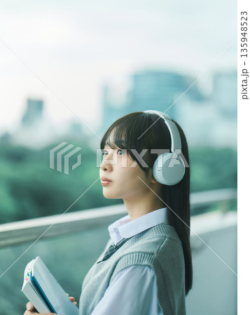 女子高生のポートレート 135948523