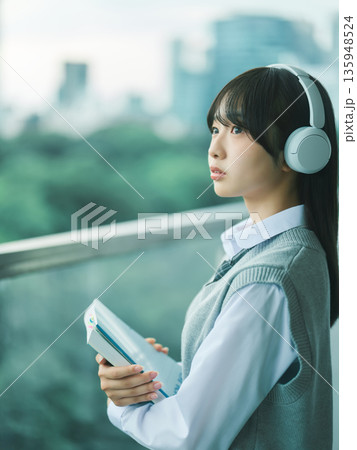 女子高生のポートレート 135948524