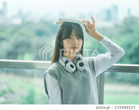 女子高生のポートレート 135948525