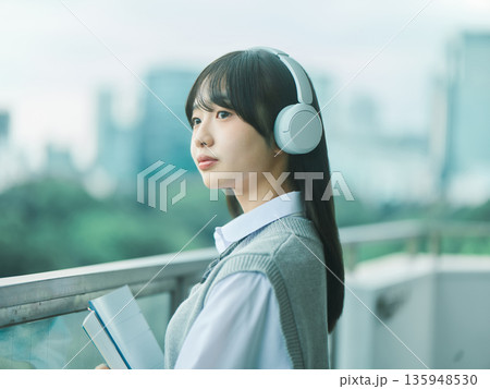 女子高生のポートレート 135948530