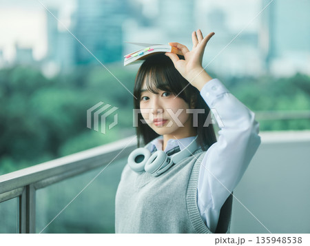 女子高生のポートレート 135948538