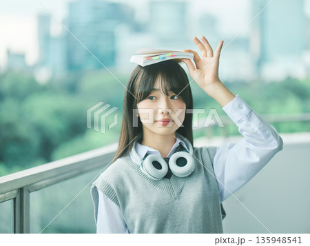 女子高生のポートレート 135948541