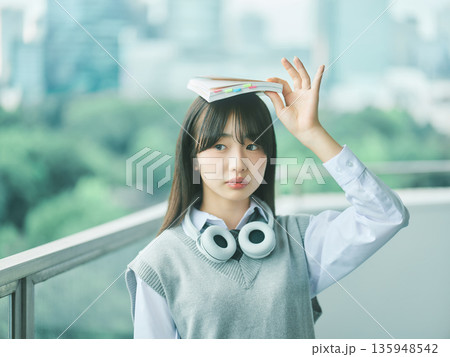 女子高生のポートレート 135948542