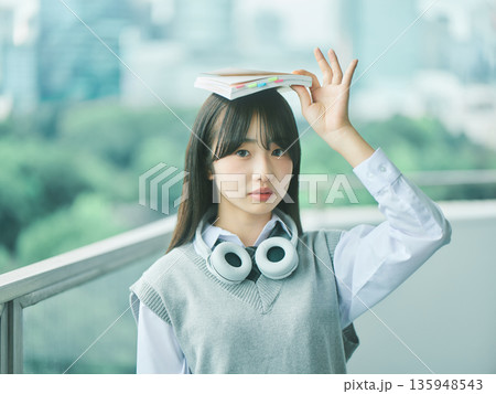女子高生のポートレート 135948543