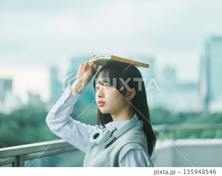 女子高生のポートレート 135948546