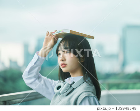 女子高生のポートレート 135948549