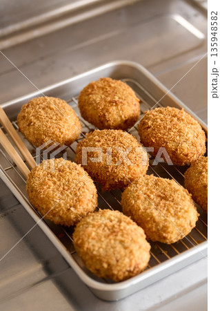 揚げたての熱々のコロッケ 135948582