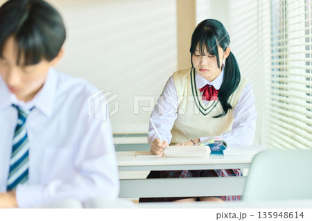 授業中の予備校 授業中の予備校 135948614